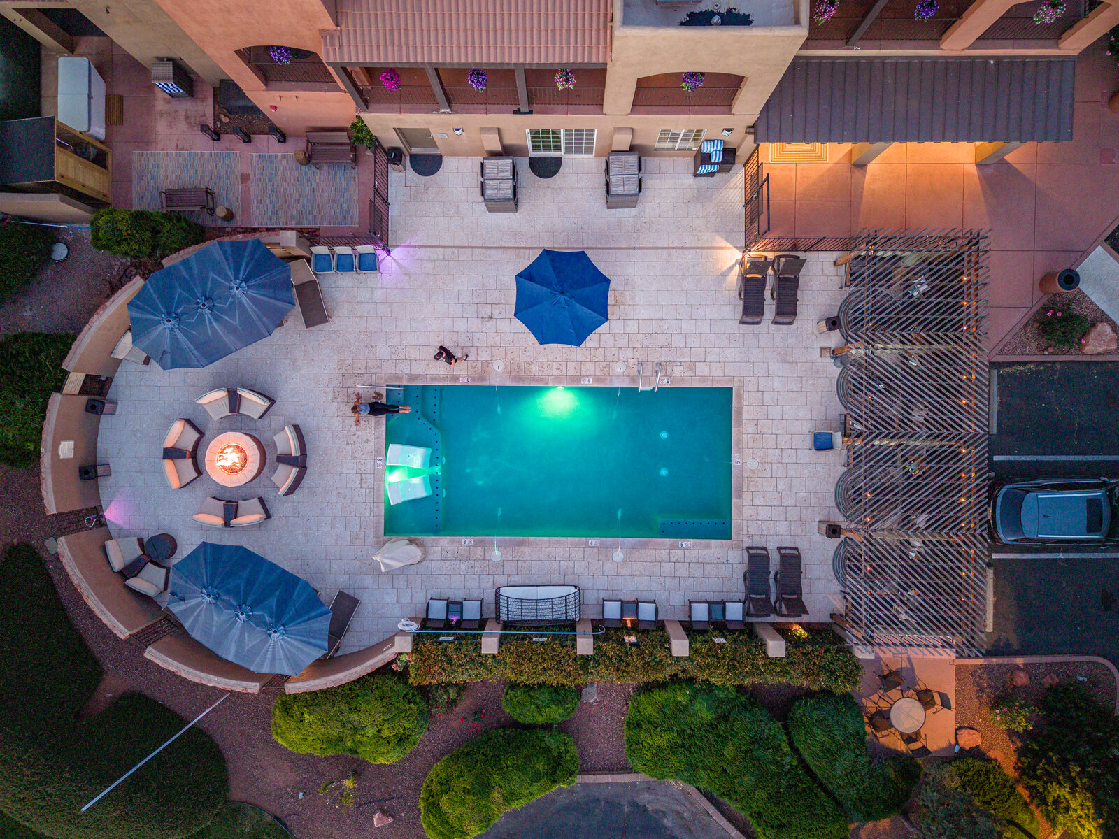 Kokopelli Inn pool with Bell Rock backdrop